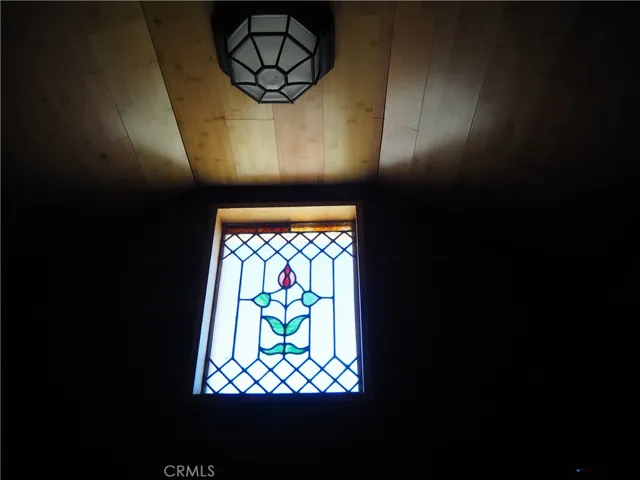 Stain glass window above the soaker tub.