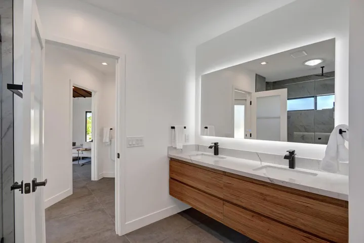 MAIN BEDROOM BATHROOM.jpg mls