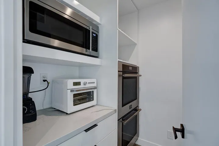 KITCHEN OVEN.jpg mls