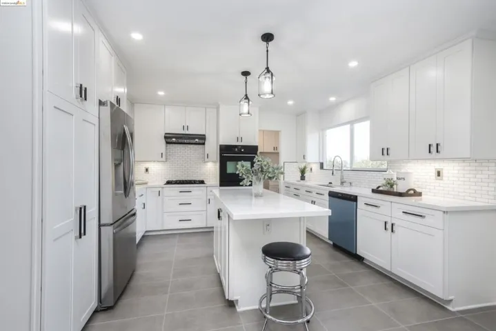 33 Oak Hill Cir, Oakland, California 94605