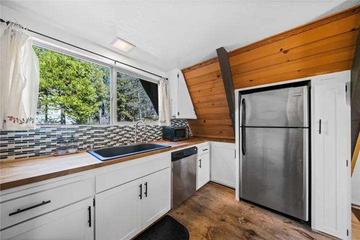 27197 Bernina Drive, Lake Arrowhead, California 92352