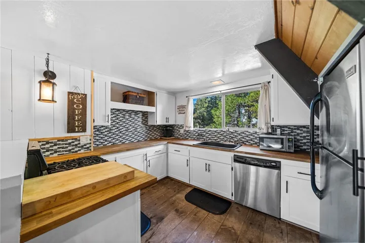 27197 Bernina Drive, Lake Arrowhead, California 92352