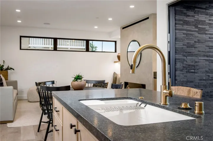 1027 W Bay Ave Unit B, Newport Beach, California 92663