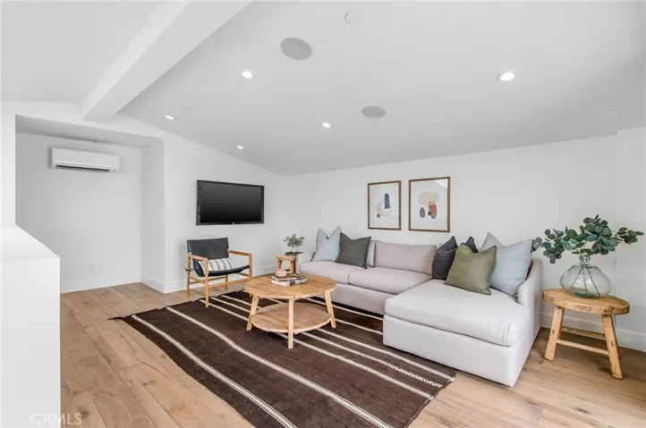 1027 W Bay Ave, Newport Beach, California 92663