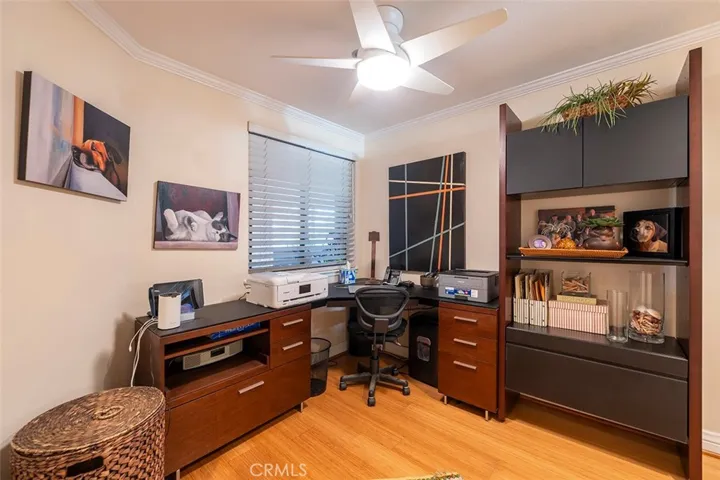 Office/breakfast nook