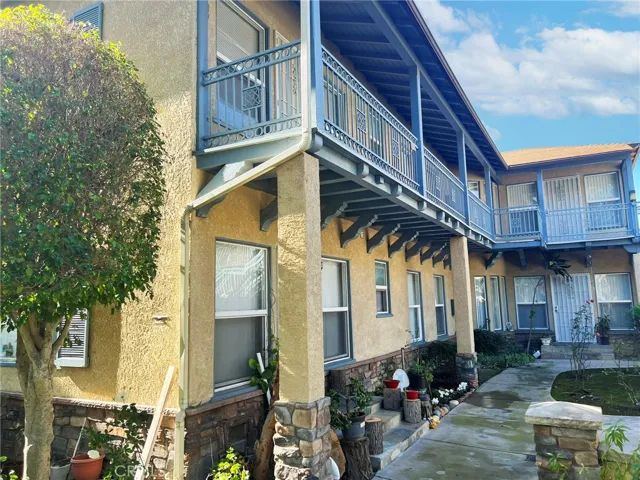 202 E Walnut Street, Santa Ana, California 92701