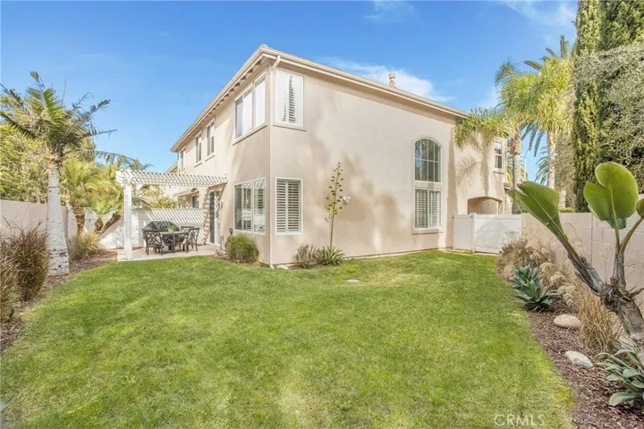 One of just a few in this neighborhood with a HUGE LOT!