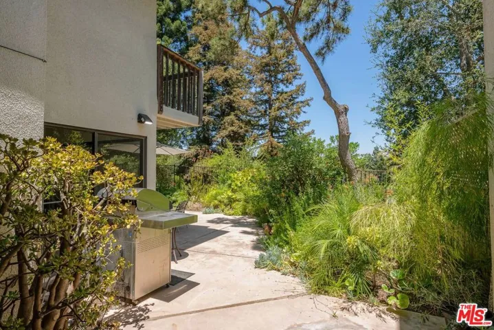2736 Bottlebrush Drive, Los Angeles, California 90077