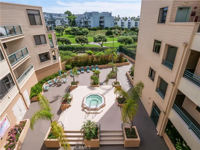 140 Building Has Its Own Jacuzzi And Sundeck