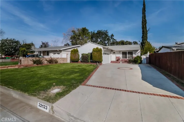 Large Front yard and Driveway for extra cars