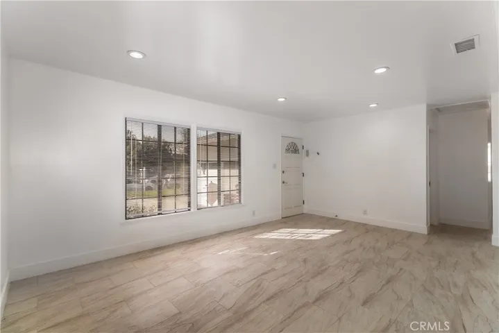 Bright Spacious Living with New Quartz Floor