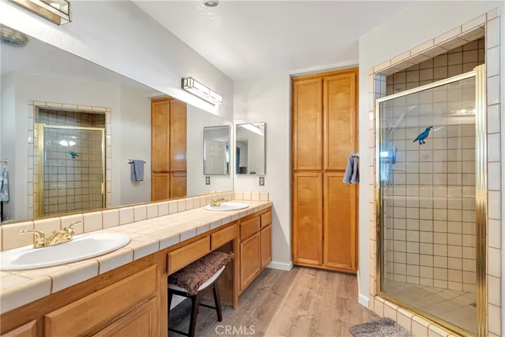Private bathroom of main bedroom.