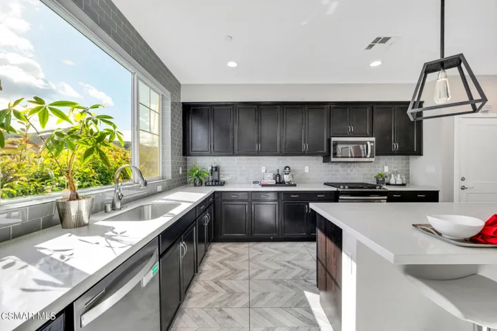 136 Farmhouse Dr  -  HsHProd-27