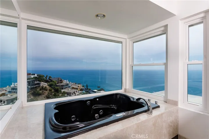 875 Baja Street, Laguna Beach, California 92651