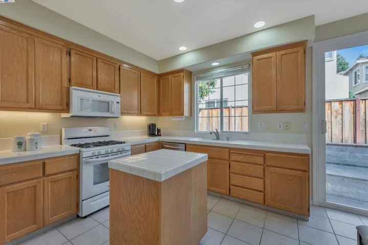 125 Accolade Dr, San Leandro, California 94577
