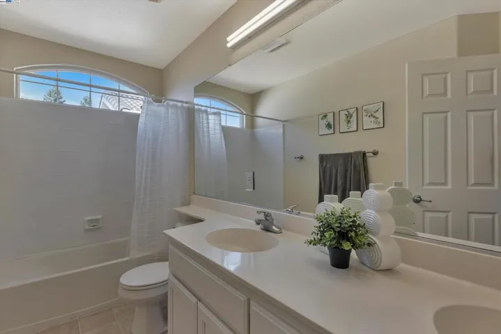 125 Accolade Dr, San Leandro, California 94577
