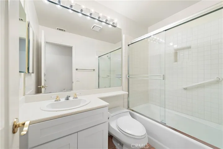Main floor full bathroom
