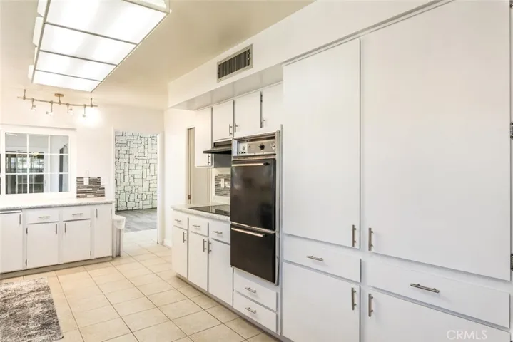 Tons of storage in kitchen
