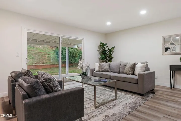 4-web-or-mls-04 - Living Room