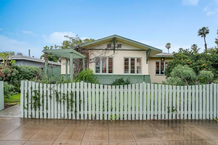 charming Ocean Beach Cottage!