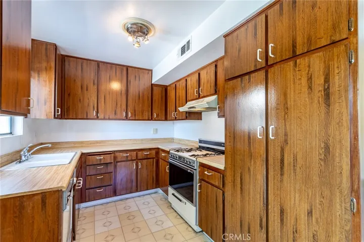 10566 Sunland Boulevard 7, Sunland, California 91040