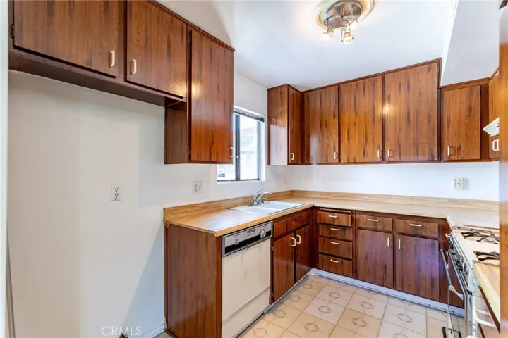 10566 Sunland Boulevard 7, Sunland, California 91040