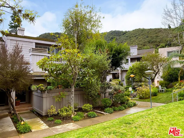 1307 Palisades Drive, Pacific Palisades, California 90272