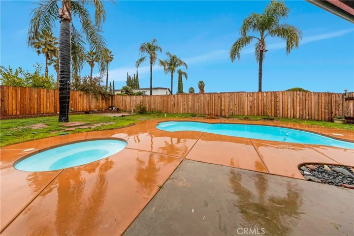 Lovely backyard with ALL Newer Fencing