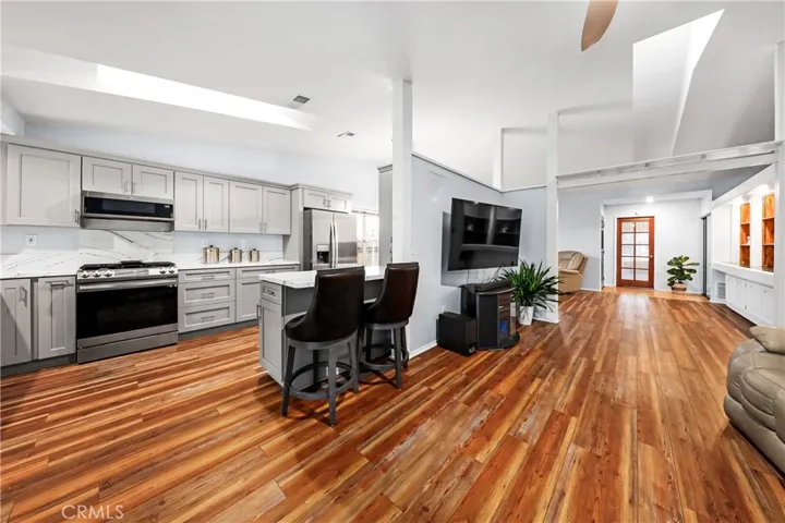 Beautiful Kitchen, Family Room Open Concept.