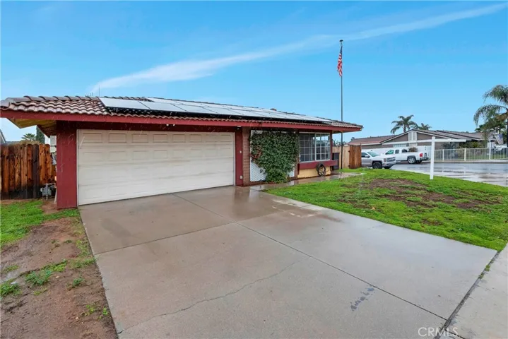 Corner Lot, Lots of Parking Space