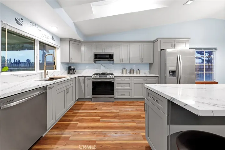 Lovely Kitchen, Plenty of Prep space.
