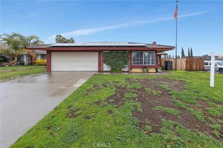 Enclosed Front Patio & Yard