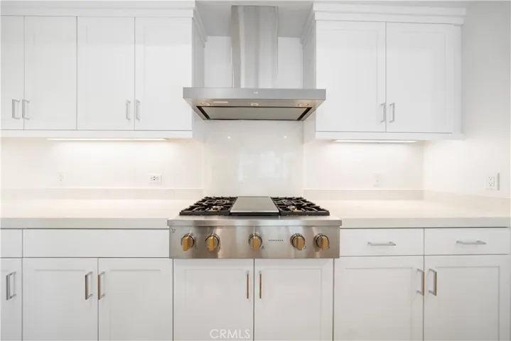 Brand new stove and powerful outdoor range hood