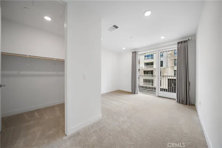 The 2nd bedroom with walk in closet ,balcony.