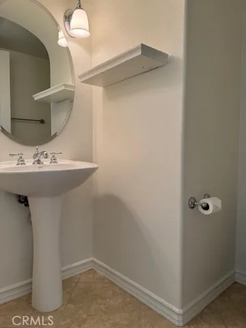 Main floor 1/2 bathroom