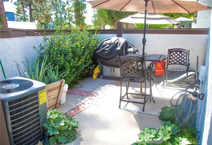 21535 Erwin Street 128, Woodland Hills, California 91367