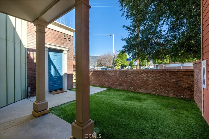 Private and spacious yard
