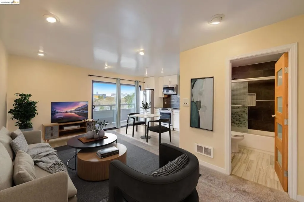 5 Embarcadero Unit 321, Oakland, California 94607 home-pic-3