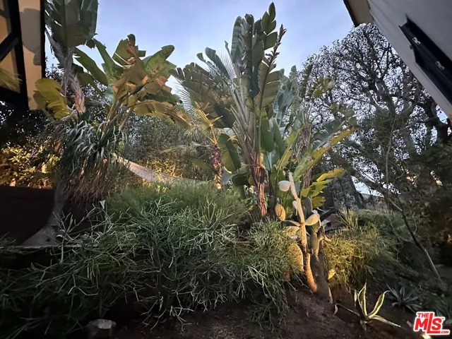 11661 Laurelwood Drive, Studio City, California 91604
