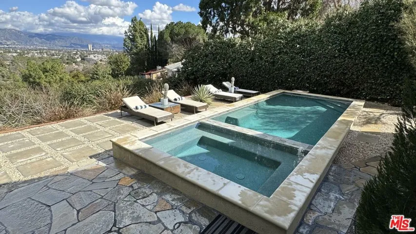 Saltwater Pool+10 person spa