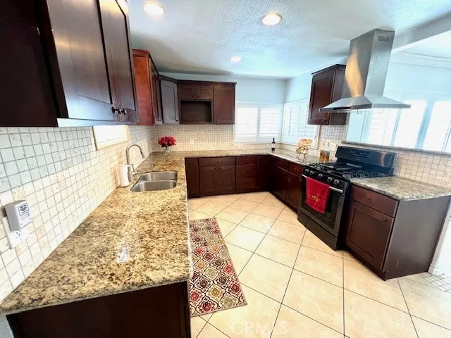 Spacious Kitchen with lots of cabinets