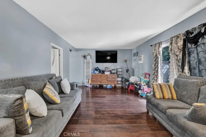 6828 Morella Avenue, North Hollywood, California 91605