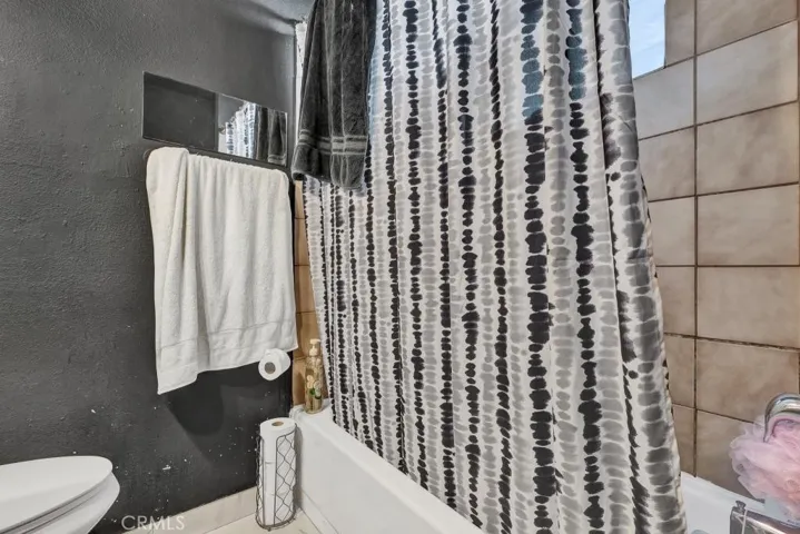 6828 Morella Avenue, North Hollywood, California 91605