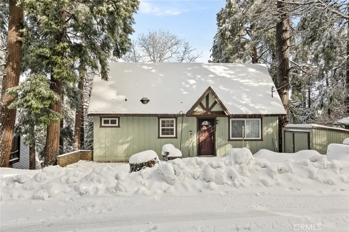 Exterior view of home from Lakeview Dr.