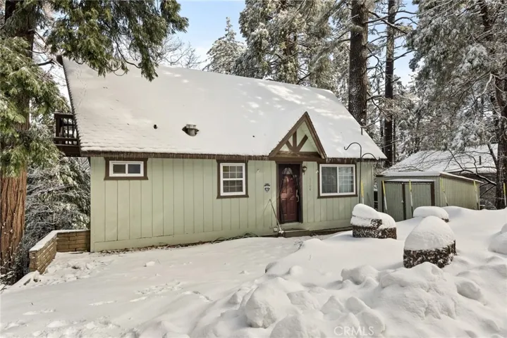 Front view of property from Lakeview Dr.