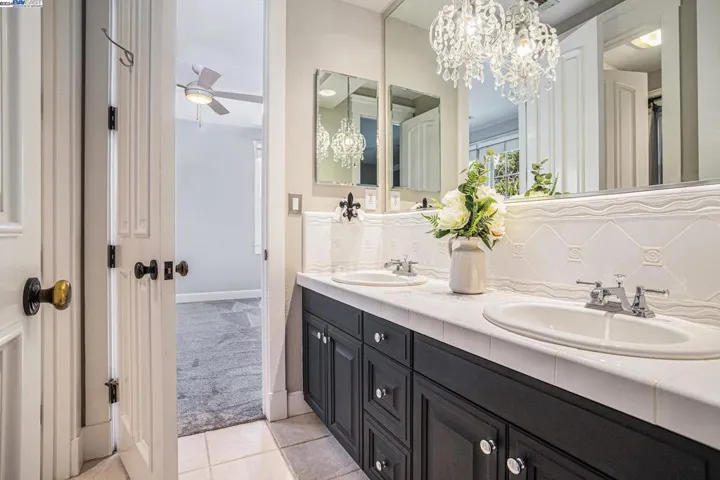 Jack & Jill bath