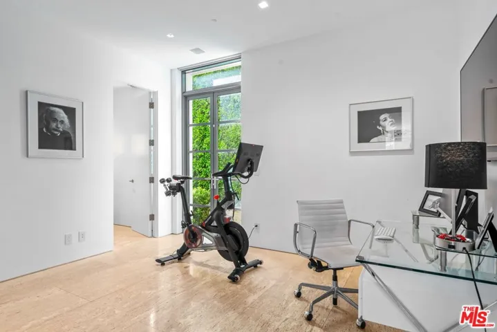 623 Alma Real Drive, Pacific Palisades, California 90272