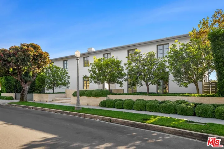 623 Alma Real Drive, Pacific Palisades, California 90272