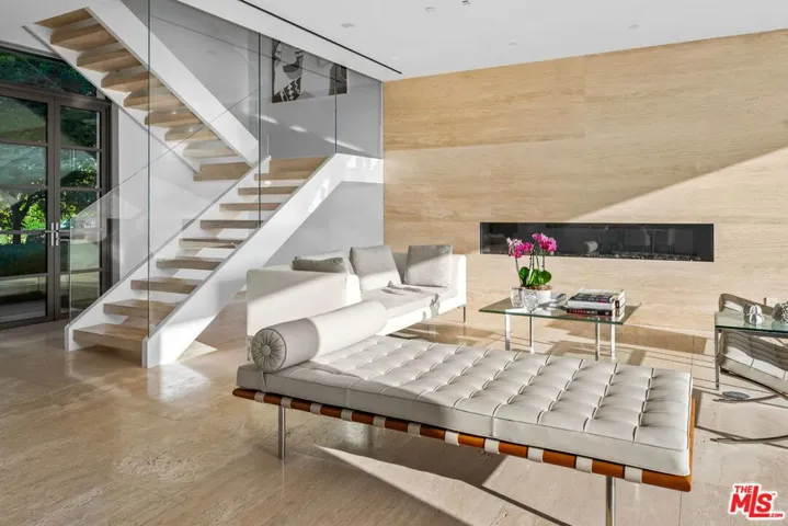 623 Alma Real Drive, Pacific Palisades, California 90272