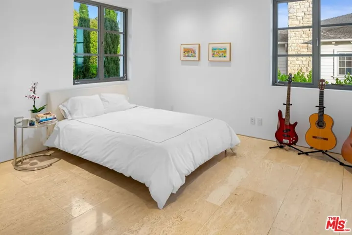 623 Alma Real Drive, Pacific Palisades, California 90272